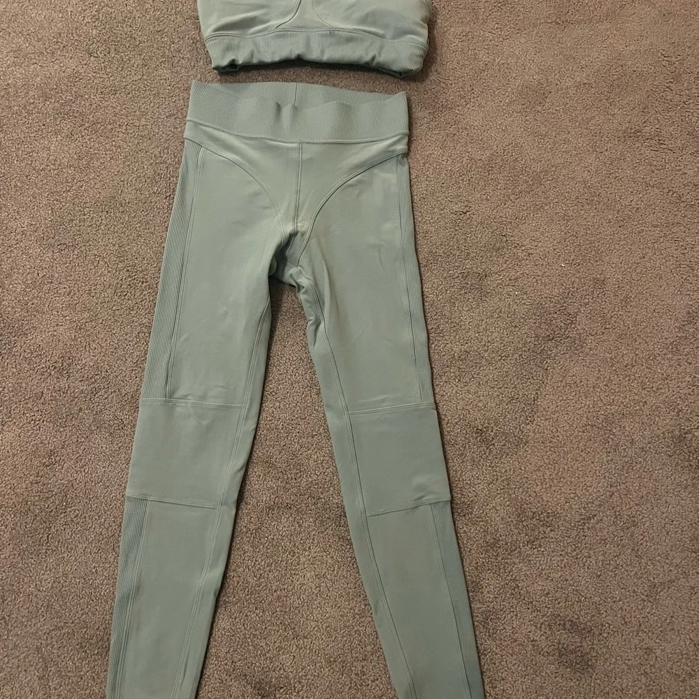 ALO Yoga Light Green Leggings and Top Set - Picture 1 of 6